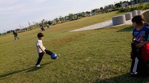 月見ヶ丘公園でサッカー