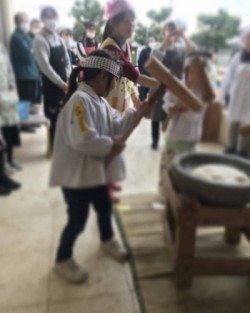 幼稚園で初めてのお餅つき！