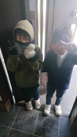 積もった雪で雪だるま作ったよ