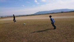 河川敷でみんなでサッカー