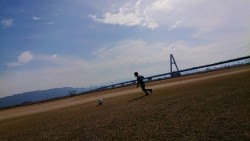 河川敷でみんなでサッカー