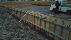 鋼菅を並べてL金具で固定