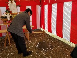 お施主様の鍬入れ