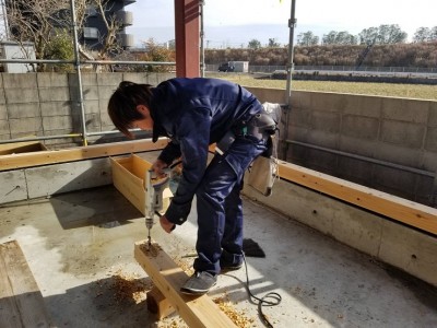 基礎と土台を固定するボルトの穴あけ作業