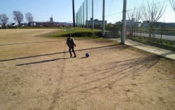 長男とサッカーをしに公園へ