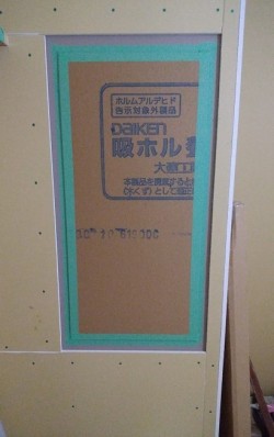 壁に埋め込み式の鉄板を取り付け