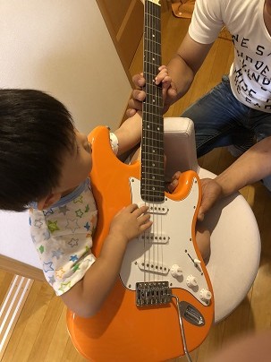 次男もギター練習