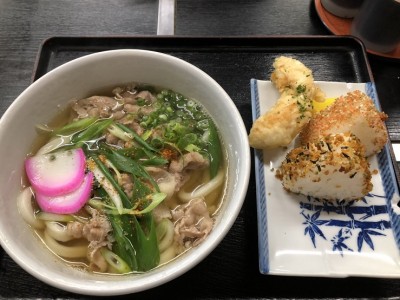 近所のうどん屋で食事