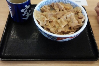 昼食にみんなで牛丼