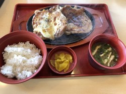 近所のお店で遅めの昼食