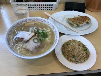 昼食にみんなでラーメン！